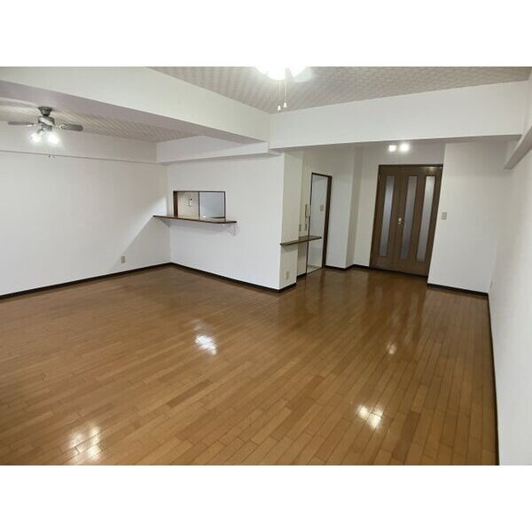シャトー岡崎Ⅱ番館の居間・リビング