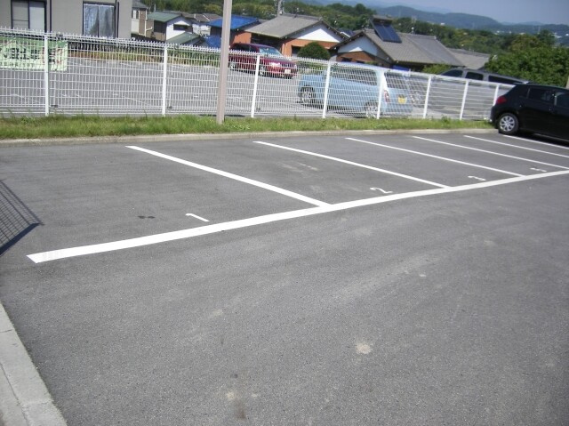 シャトー岡崎Ⅱ番館の駐車場