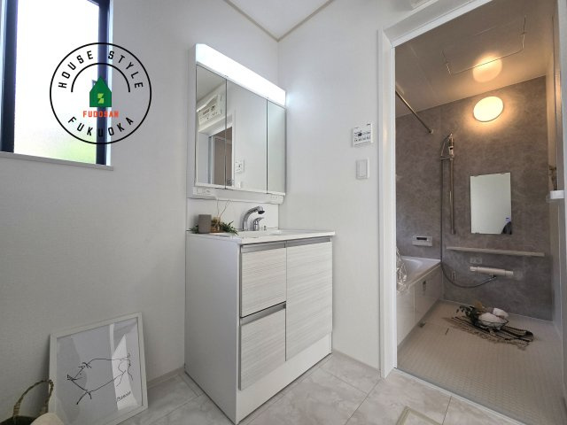 福岡市東区美和台5丁目第1-2棟(A号棟)の内観：施工例|ゆとりの洗面スペースで朝の身支度もスムーズに。暮らしを快適に変えるシャワー付洗面台です！