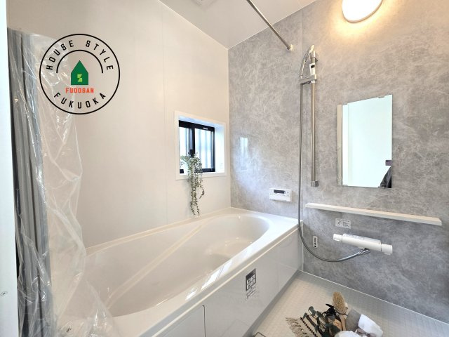 福岡市東区美和台5丁目第1-2棟(A号棟)の内観：施工例|1日の疲れを癒してくれる広々バスルーム。雨の日のお洗濯にも大活躍な浴室乾燥機付です！