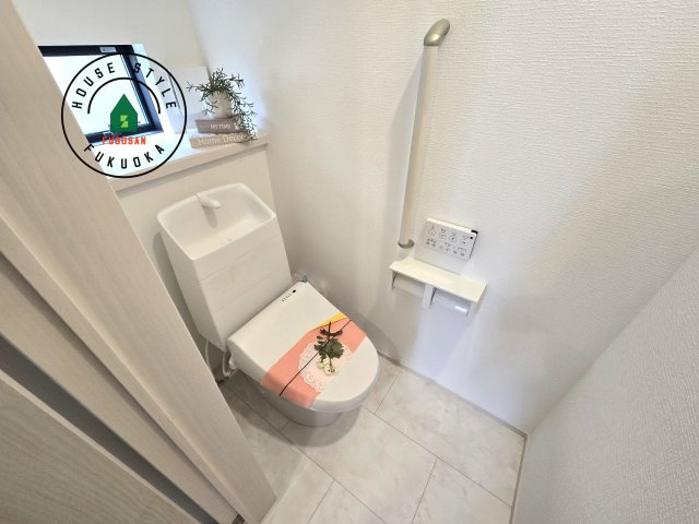 福岡市東区美和台5丁目第1-2棟(A号棟)の内観：施工例|温水洗浄便座を完備しております。2ヶ所にトイレがあるのは朝の慌ただしい時間も安心です。