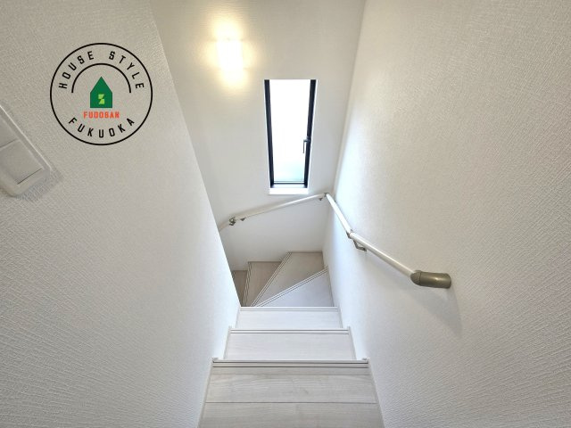 福岡市東区美和台5丁目第1-2棟(A号棟)の内観：施工例|＜手すり付階段＞手すりがないと階段の昇り降りで危険なことはもちろん、壁に手をつきながら歩くことで壁紙が汚れやすくなります。すべての方に快適に昇り降りしていただくため、手すりを設置しました。