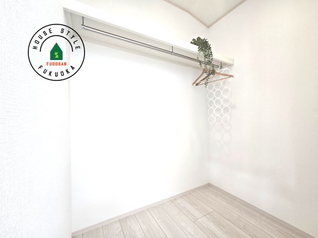 福岡市東区美和台5丁目第1-2棟(A号棟)の内観：施工例|洋服や大きな荷物が多い方や人数の多いご家族などは、一般的なクローゼットよりもウォークインクローゼットのほうが使い勝手が良いです。