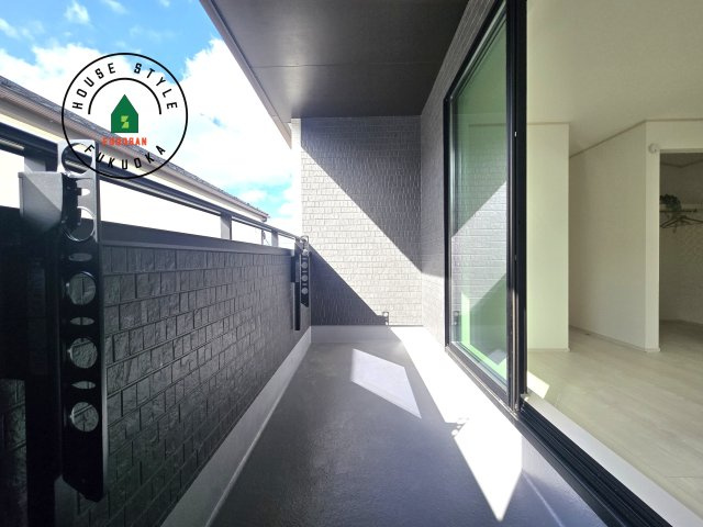 福岡市東区美和台5丁目第1-2棟(A号棟)の外観：施工例|風をしっかりと感じられるバルコニーでは、毎日が洗濯日和です。広々としているので洗濯も楽しくなるでしょうし、気分転換にバルコニーからの眺めを楽しむのもいいでしょう。