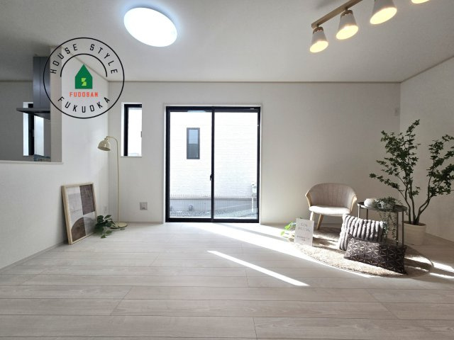 福岡市東区美和台5丁目第1-2棟(A号棟)の内観：施工例|明るく開放的なリビングダイニングは豊かな陽光が注ぎ込み、やすらぎの空間を演出してくれます。ご家族で楽しいひとときをお過ごし下さい。※家具はCGを合成したものです。