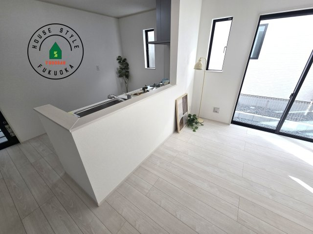 福岡市東区美和台5丁目第1-2棟(A号棟)の内観：施工例|キッチンから立ち込める香りが今日の料理を期待させます。