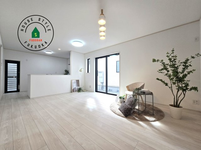 福岡市東区美和台5丁目第1-2棟(A号棟)の内観：施工例|キッチンからリビングをしっかり確認できます。家族の笑顔があふれる空間になりそうですね。