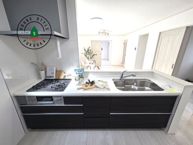 福岡市東区美和台5丁目第1-2棟(A号棟)の内観：施工例|ご家族を近くに感じられる対面キッチンのLDK。会話もはずみそうですね。