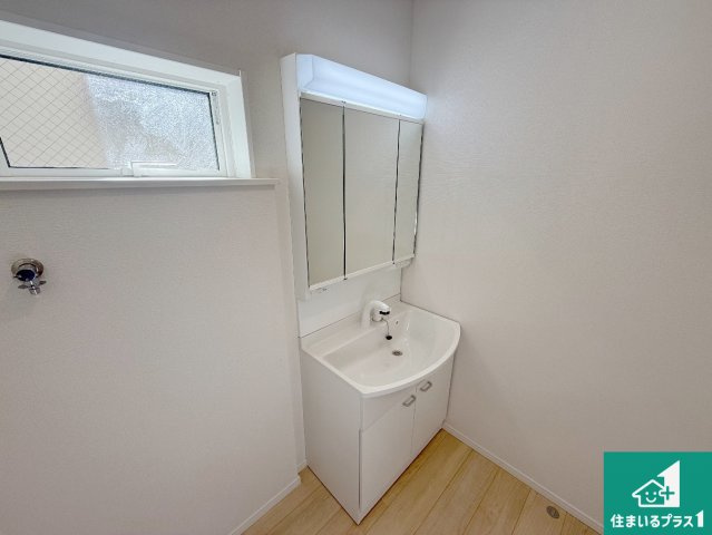 高槻市竹の内町　第4期　新築一戸建ての独立洗面台|清潔感のある洗面台です。フラットな鏡は掃除がしやすく毎日清潔！鏡裏には収納があるのでスッキリとした洗面台が保てます。