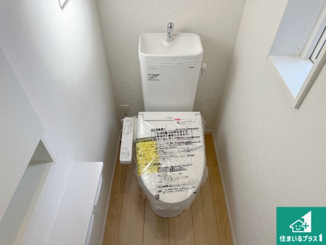 高槻市竹の内町　第4期　新築一戸建てのトイレ|1・2階の2ヶ所にあるので、朝の忙しい時間の順番待ちもなく、深夜の利用にも大変便利です。