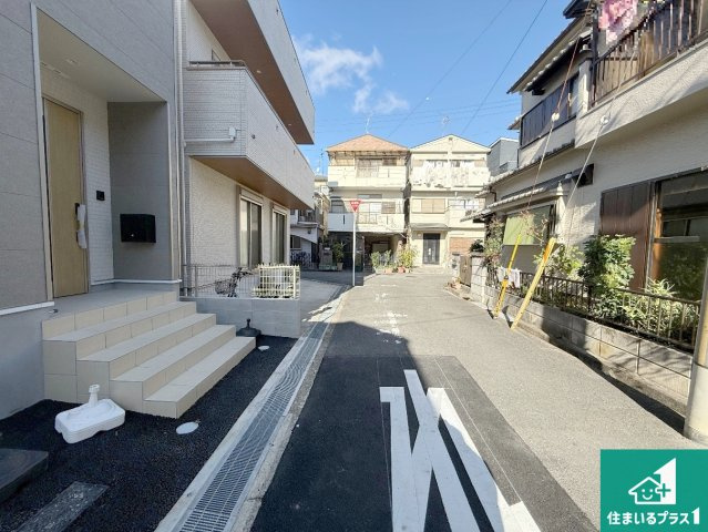 高槻市竹の内町　第4期　新築一戸建ての前面道路含む現地写真|周辺は閑静な住宅街！前面道路広々で車の出し入れも便利です。駐車が苦手な方でも安心して車庫入れできます！