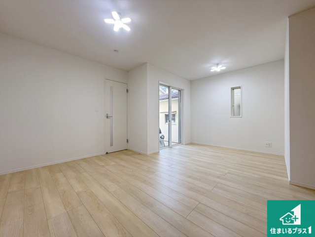 高槻市竹の内町　第4期　新築一戸建ての居間・リビング|日当たり良好の明るいリビングで朝の目覚めもスッキリできそう！対面キッチンでご家族のコミュニケーションも自然と増える設計！小さなお子様が遊ぶスペースを作っても広々とくつろげるLDK！