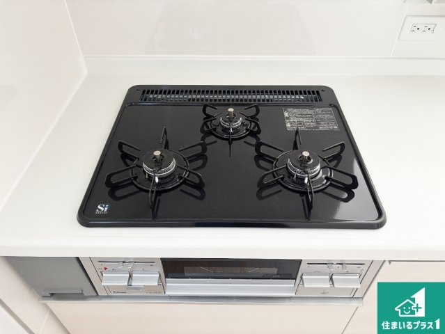 高槻市竹の内町　第4期　新築一戸建ての設備|ダブル高火力Ｓｉセンサー付きコンロ！３口あるので、まとめて料理をする時も大活躍！