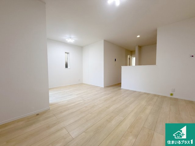 高槻市竹の内町　第4期　新築一戸建ての居間・リビング|日当たり良好の明るいリビングで朝の目覚めもスッキリできそう！対面キッチンでご家族のコミュニケーションも自然と増える設計！小さなお子様が遊ぶスペースを作っても広々とくつろげるLDK！