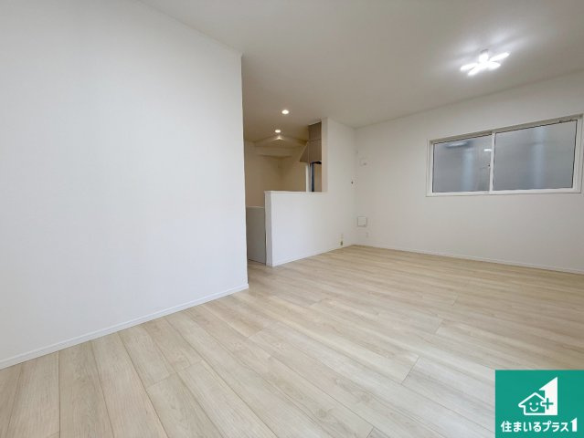 高槻市竹の内町　第4期　新築一戸建ての居間・リビング|シンプルなリビングは、観葉植物等のインテリアを楽しめますね！パパ好みにも、ママ好みにも家具次第で雰囲気を変えることができます！