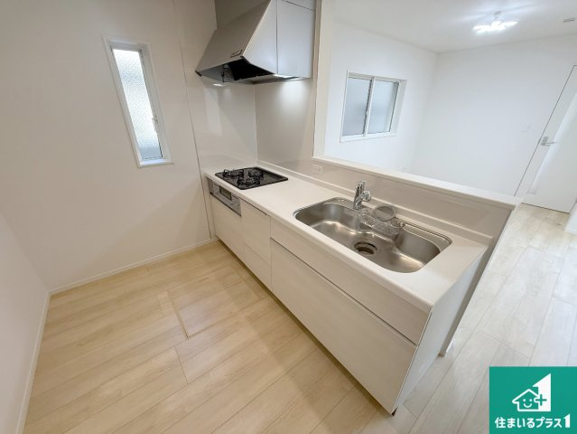 高槻市竹の内町　第4期　新築一戸建てのキッチン|リビングと統一感があり、使い勝手のいいキッチン。広々としているので、二人並んで作業が出来ちゃいます。お子様と一緒に色々なお料理に挑戦できるスペースがあります。