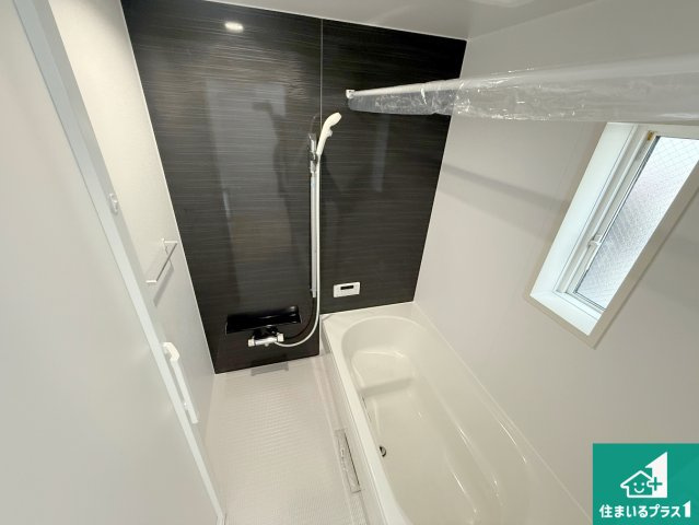 高槻市竹の内町　第4期　新築一戸建ての浴室|足をゆったり伸ばして寛げる浴槽です。窓が設けられていますので差し込む光が明るく穏やかな雰囲気にしてくれます♪浴室乾燥機も設置しているので、雨の日の洗濯物も安心です♪