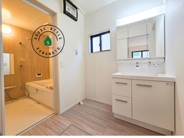 上益城郡嘉島町大字上仲間第1-2棟(2号棟)の内観：施工例|ゆとりの洗面スペースで朝の身支度もスムーズに。暮らしを快適に変えるシャワー付洗面台です！