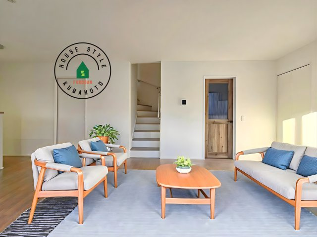 上益城郡嘉島町大字上仲間第1-2棟(2号棟)の内観：施工例|明るく開放的なリビングダイニングは豊かな陽光が注ぎ込み、やすらぎの空間を演出してくれます。ご家族で楽しいひとときをお過ごし下さい。※家具はCGを合成したものです。