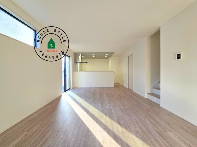 上益城郡嘉島町大字上仲間第1-2棟(2号棟)の内観：施工例|多くの時間を過すことになるリビングだからこそ、いつも穏やかな空間・解放感が味わえ毎日が充実します。