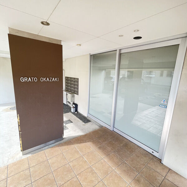 グラート岡崎のエントランス