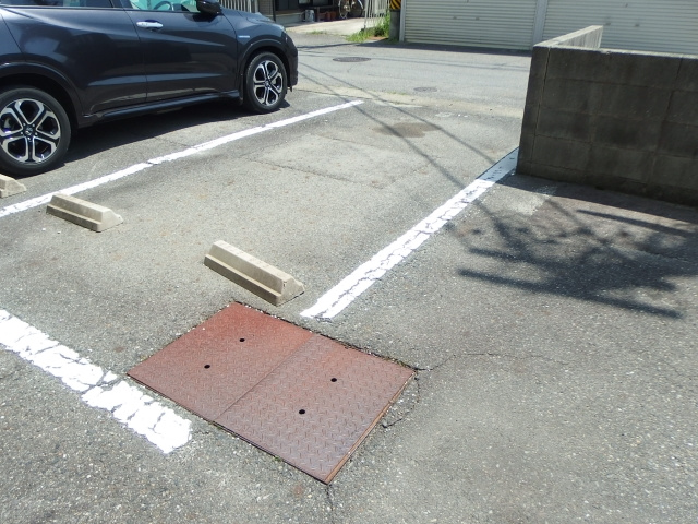 グラート岡崎の駐車場