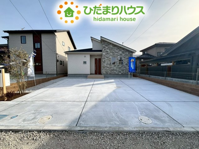 行田市富士見町2丁目　2期　新築一戸建て　ブルーミングガーデン　01の駐車場|車4台を並列でゆったり停められる広々としたカースペースです！
来客時も安心の広さがあり、自転車やバイクの置き場としても活用できます。
お買物帰りの荷下ろしも、玄関までの距離が近いため負担になりません！
