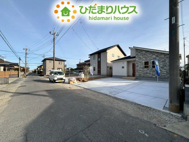 行田市富士見町2丁目　2期　新築一戸建て　ブルーミングガーデン　01の前面道路含む現地写真|前面道路幅6ｍ！道幅にゆとりがあるため、運転が苦手な方でも落ち着いて車庫入れが行えます！お子様と一緒に歩く際も、視界が広く周囲の状況を確認しやすい安心の環境です(*^-^*)