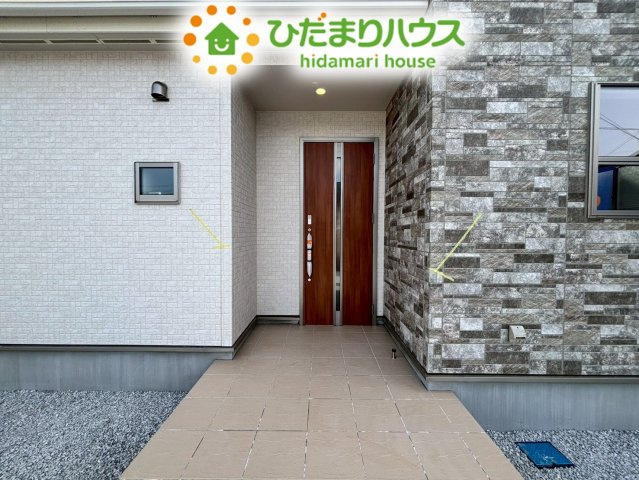 行田市富士見町2丁目　2期　新築一戸建て　ブルーミングガーデン　01のエントランス|温かみのある木目調の玄関ドアが迎えてくれるエントランスです。
ポーチ部分には屋根があるため、雨の日でも傘をさしながら落ち着いて鍵を開けられます！
