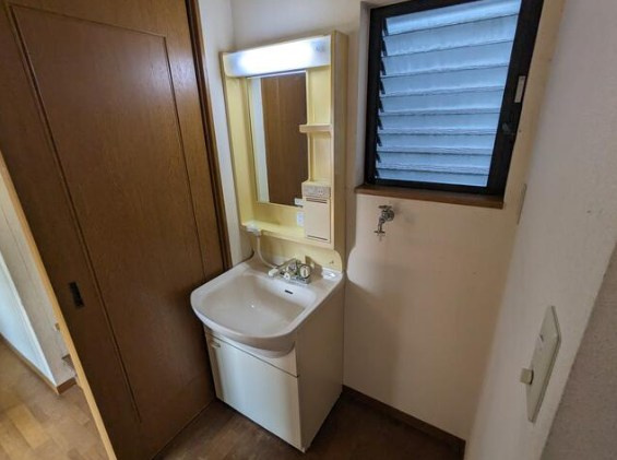 川島東代町の洗面所