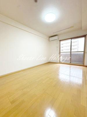 【居間・リビング】 | グランアルブル | 南東向きの日当たりのよいお部屋です