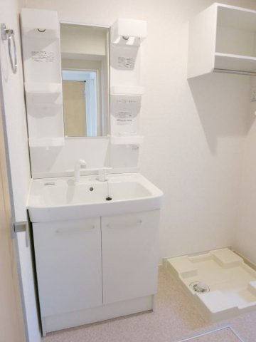 フラメゾン　　刈谷市近郊の賃貸はクラスホームの洗面所|明るい洗面所です