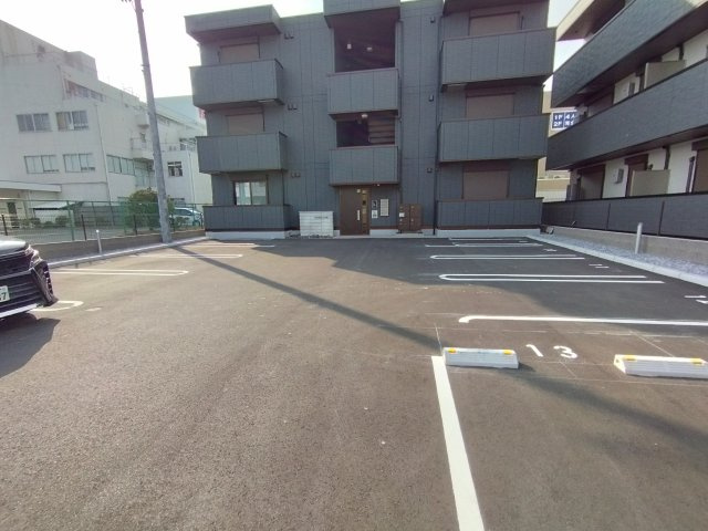 Ｄ－ａｖａｎｃｅ上六名の駐車場