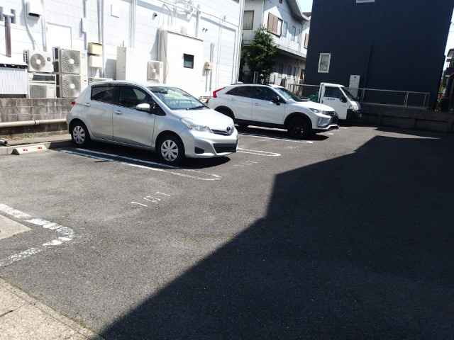 ハートヒルズ西大友の駐車場