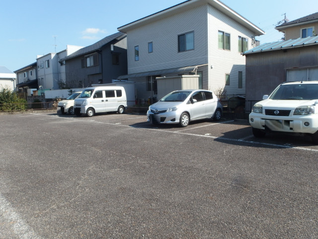 グランパス日名の駐車場