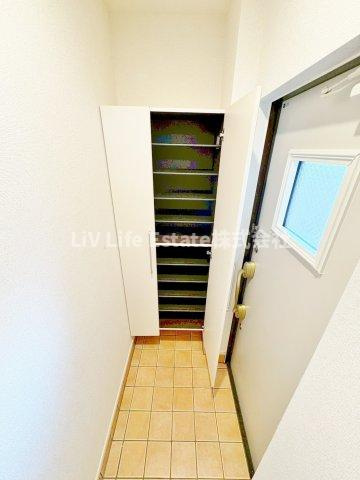 小平市学園東町３丁目のアパートの玄関