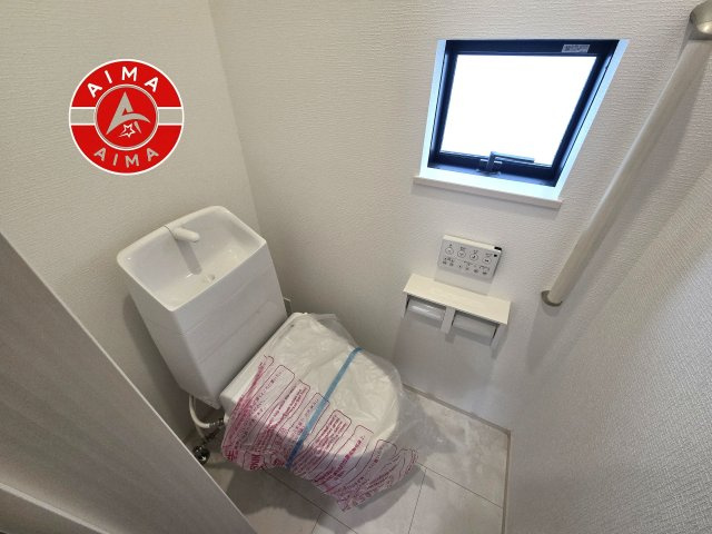 福岡市東区美和台5丁目第1-2棟(B号棟)のトイレ|温水洗浄便座を完備しております。2ヶ所にトイレがあるのは朝の慌ただしい時間も安心です。