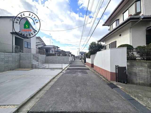 福岡市東区美和台5丁目第1-2棟(B号棟)の前面道路含む現地写真|前面道路は閑静な住宅地をはしる車通りの少ない道路。お車の出し入れが苦手なママや小さなお子様にも安心ですね。しっかり舗装もされているので、ベビーカーや自転車で通っても快適に通行できます。