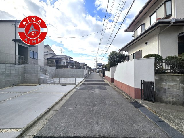 福岡市東区美和台5丁目第1-2棟(B号棟)の前面道路含む現地写真|前面道路は閑静な住宅地をはしる車通りの少ない道路。お車の出し入れが苦手なママや小さなお子様にも安心ですね。しっかり舗装もされているので、ベビーカーや自転車で通っても快適に通行できます。