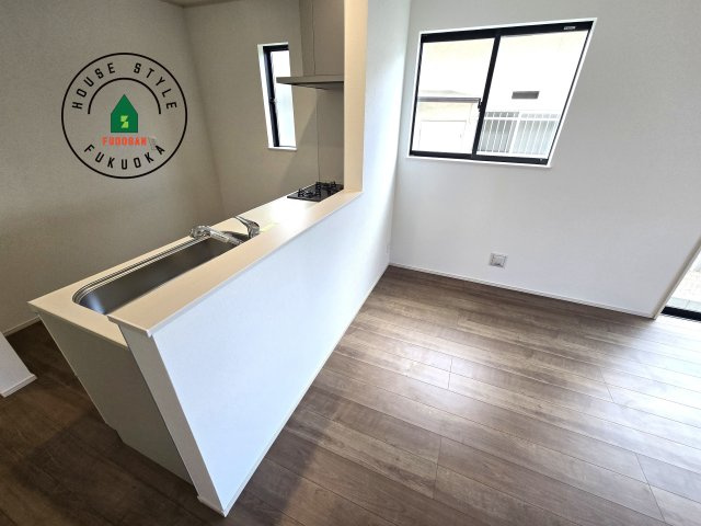 福岡市東区美和台5丁目第1-2棟(B号棟)の内観：施工例|キッチンから立ち込める香りが今日の料理を期待させます。