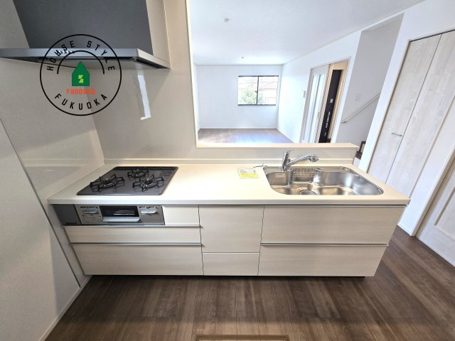 福岡市東区美和台5丁目第1-2棟(B号棟)の内観：施工例|ご家族を近くに感じられる対面キッチンのLDK。会話もはずみそうですね。