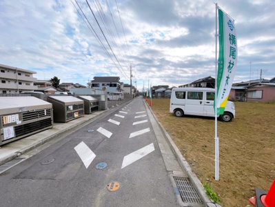 【前面道路含む現地写真】 | 【東方第28期　現地外観】
※令和7年10月時点