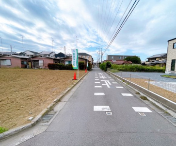 【前面道路含む現地写真】 | 【東方第28期　現地外観】
※令和7年10月時点