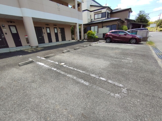 メゾン六名パークの駐車場