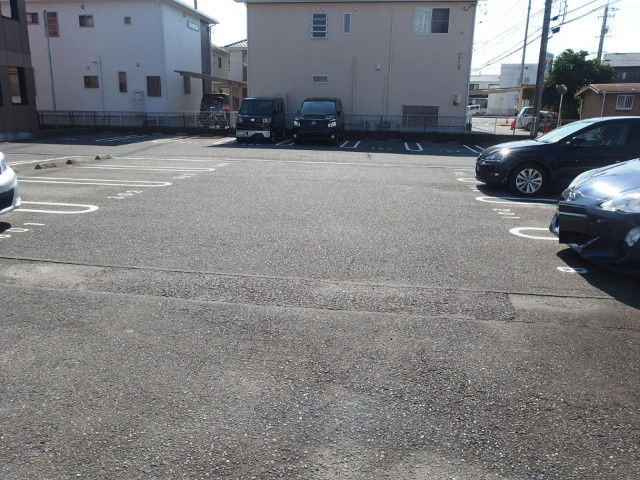 サンタプレイス岡崎の駐車場