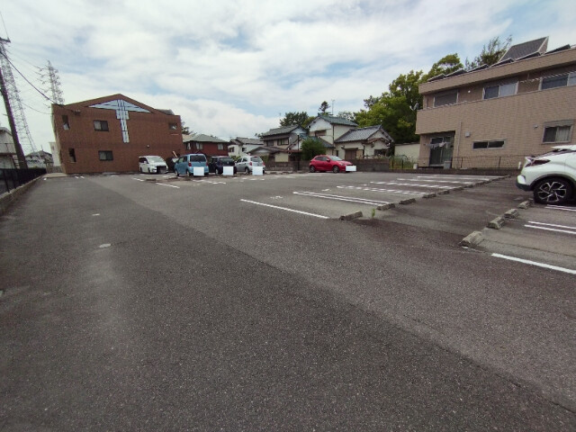 イーストパレス夢見月の駐車場