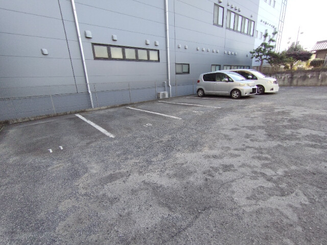 メゾン宝佳の駐車場