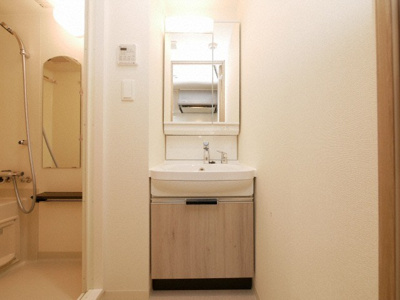 【独立洗面台】 | プレサンス THE TENNOJI 逢阪トゥルー | 独立洗面台、小物を置くことができて便利です