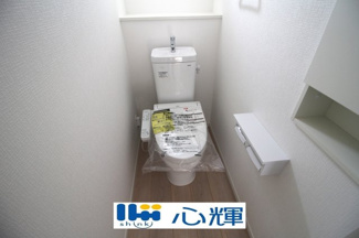 【トイレ】 | クレイドルガーデン宇部市際波第６ ２期（１号棟） | いつまでも清潔な空間であって頂けますように、汚れをふき取り易いフロアと壁紙をチョイス致しました。