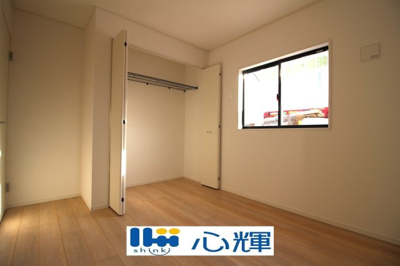 【洋室】 | クレイドルガーデン宇部市際波第６ ２期（１号棟） | 明るさを基調とした部屋は、光を反射するので部屋を明るく美しく見せる効果もあります。